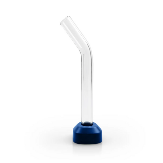 Auf dem Bild ist das Glasmundstück "Curved" der Marke Plaisir zu sehen. Es hat eine länge von 120mm und ist im oberen Drittel abgewinkelt. Das Glas ist transparent. Die Glasröhre steht aufrecht zur Veranschaulichung. Es handelt sich um Originales Zubehör für den Norddampf Relict.